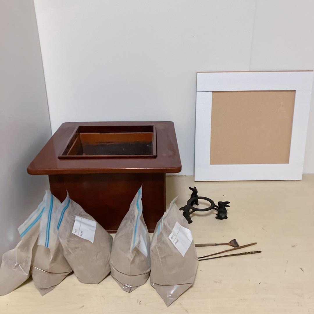 囲炉裏　木製　火鉢　火箸　灰付き　アンティーク　囲炉裏テーブル　古民具 蓋つき