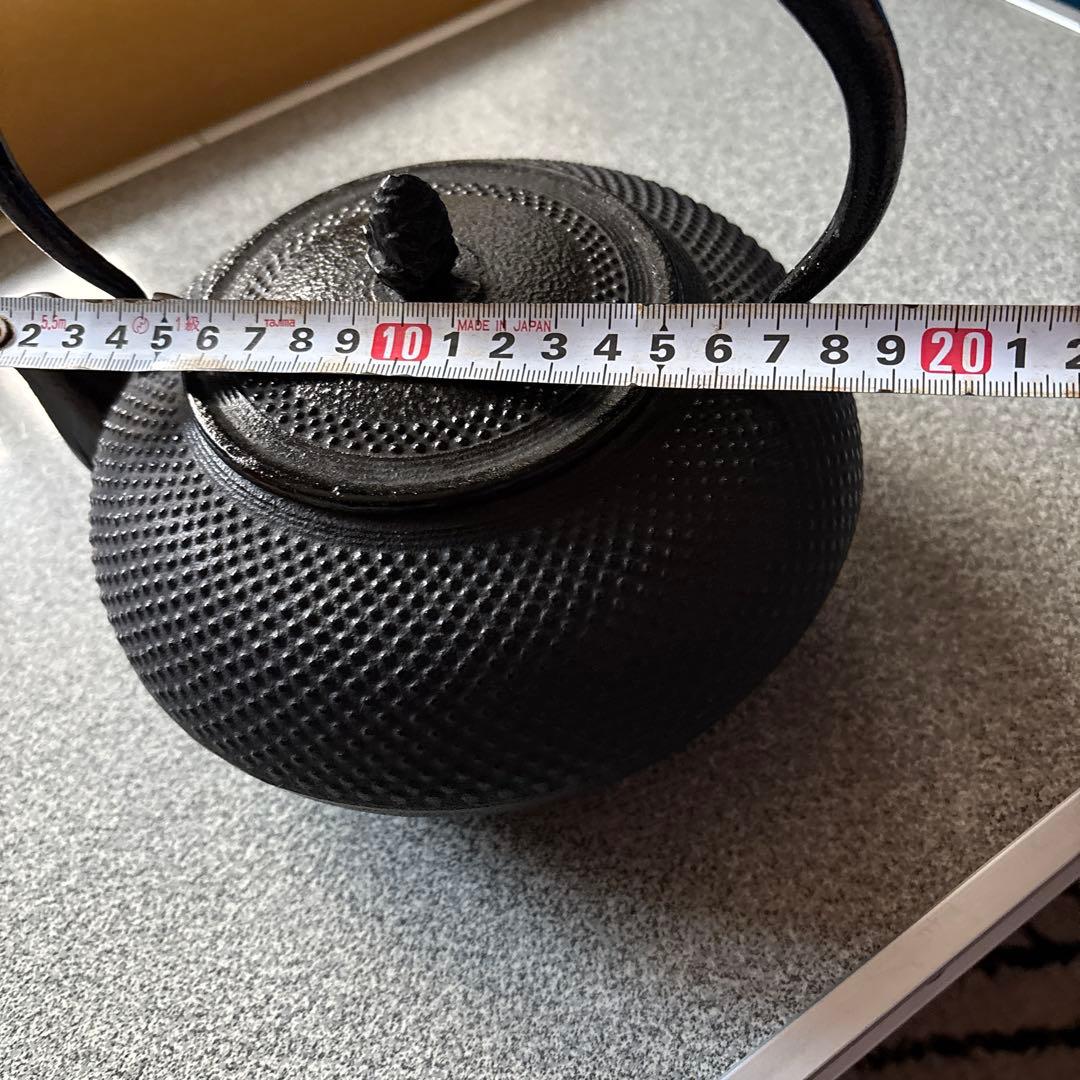 黒い点状模様の大きな鉄瓶、鉄器 18×20×20cm