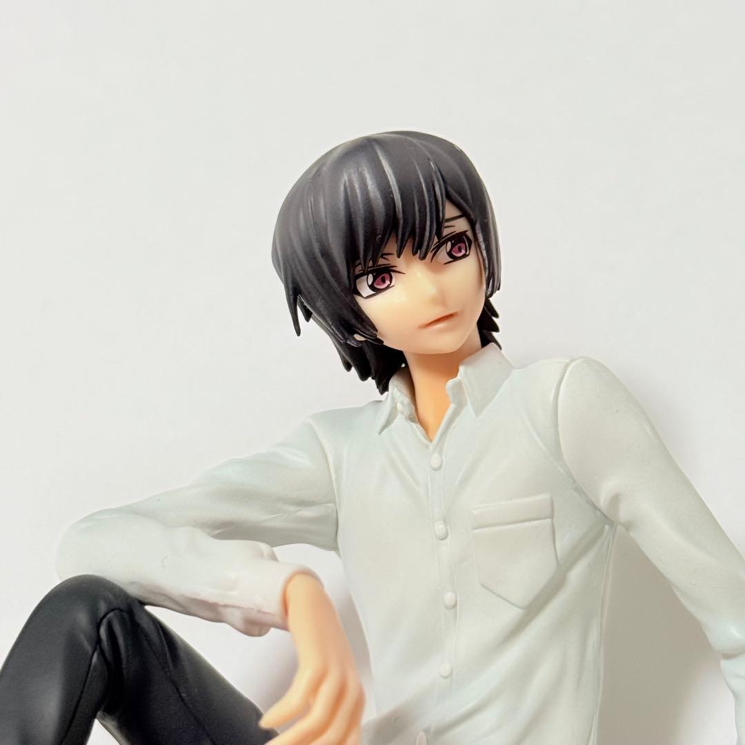 ルルーシュ・ランペルージ コードギアス 反逆のルルーシュ　フィギュア　制服　座り