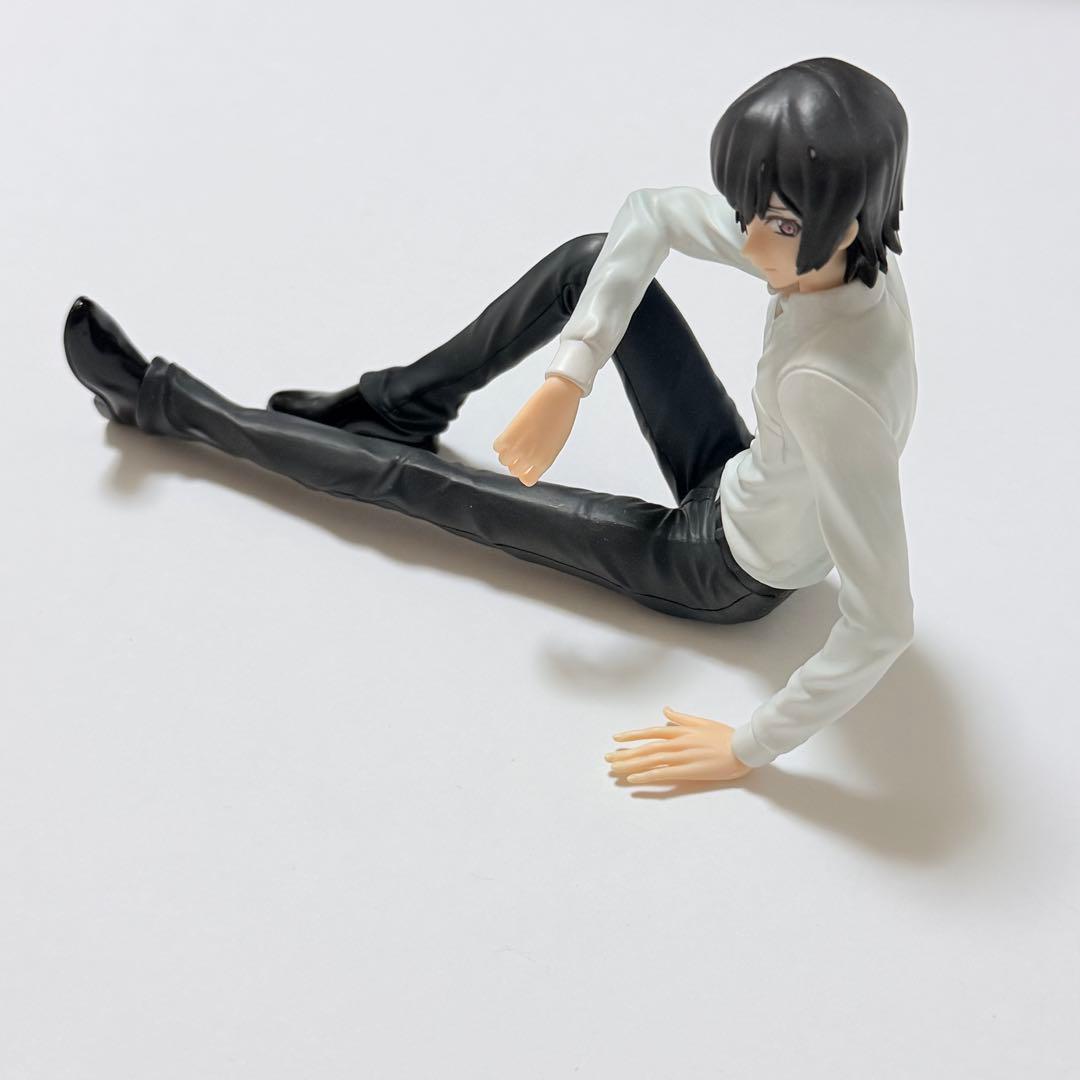 ルルーシュ・ランペルージ コードギアス 反逆のルルーシュ　フィギュア　制服　座り