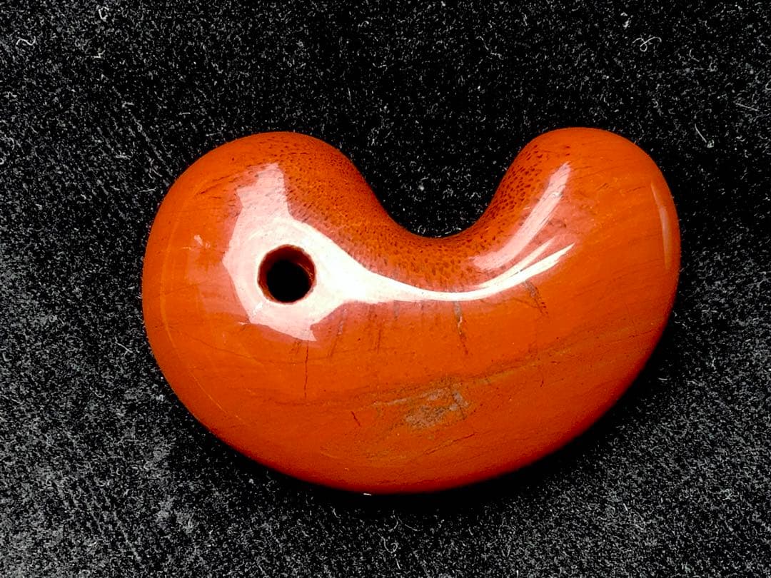 ✳日本一の美麗な赤色彩‼️佐渡の赤石勾玉　天然石では希少色の赤‼️お守り　鑑別書付‼️