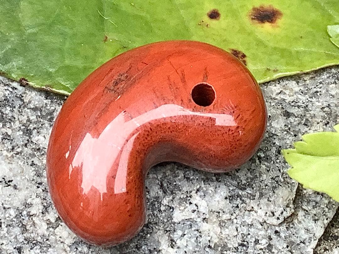 ✳日本一の美麗な赤色彩‼️佐渡の赤石勾玉　天然石では希少色の赤‼️お守り　鑑別書付‼️