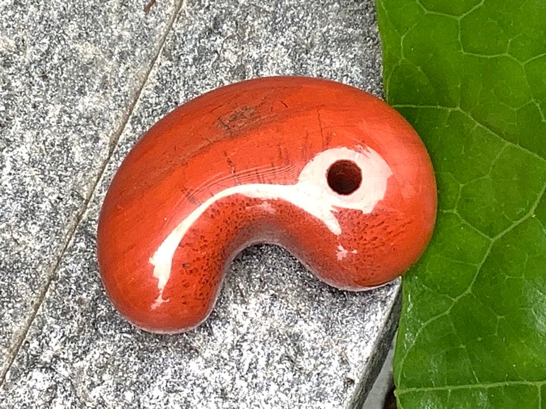 ✳日本一の美麗な赤色彩‼️佐渡の赤石勾玉　天然石では希少色の赤‼️お守り　鑑別書付‼️