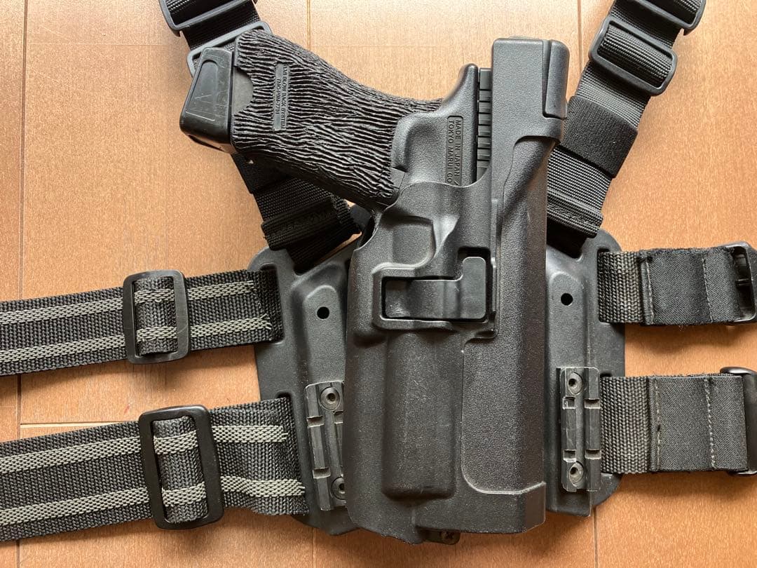 マルイGlock 17+ BLACK HAWKレッグホルスター+ウエポンライト