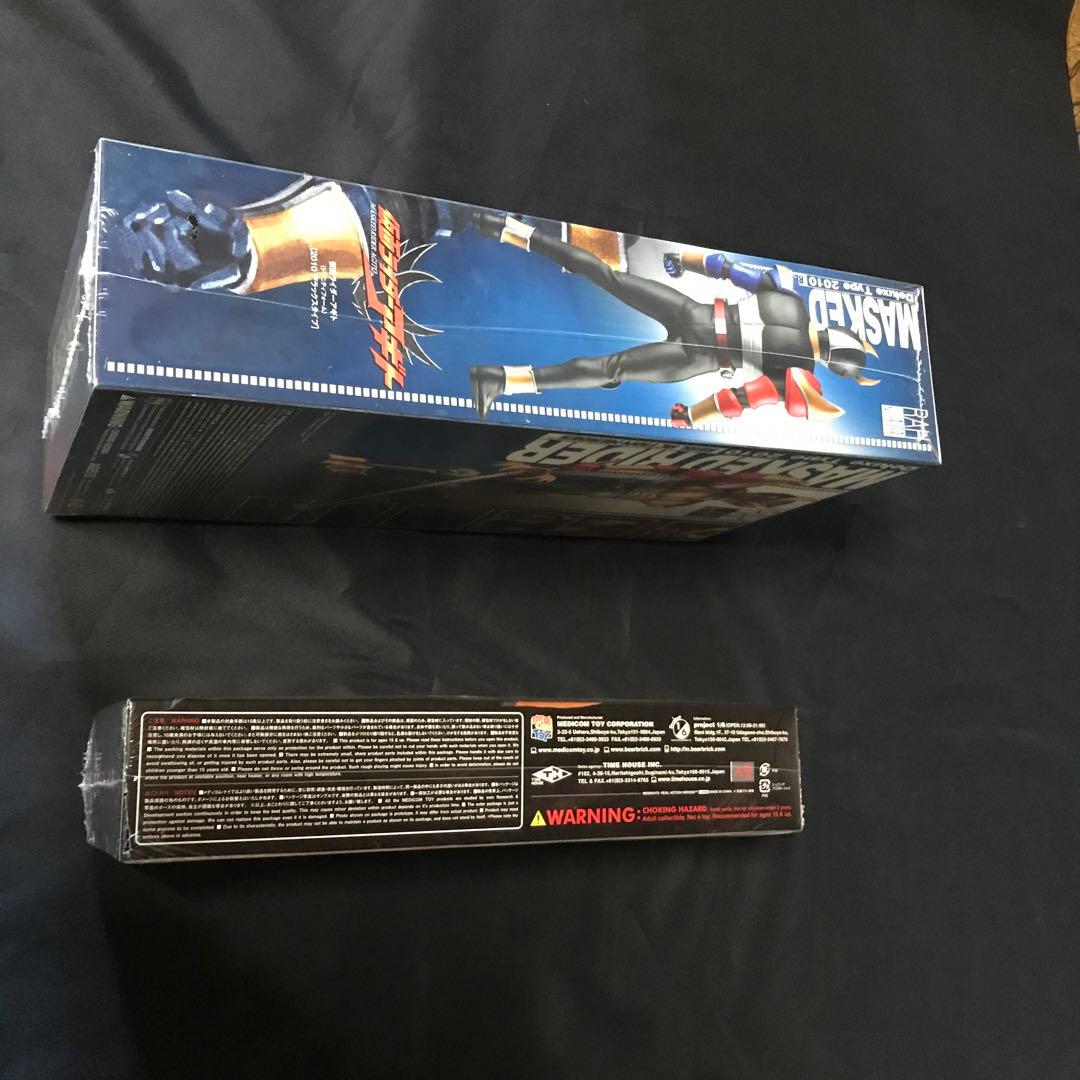 仮面ライダーアギトと津上翔一さんのフィギュアです。