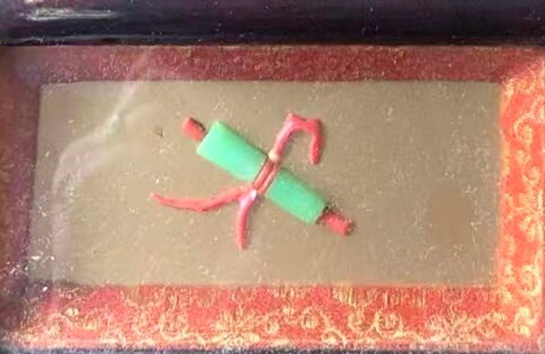 木製枠・玉石に彫刻された花瓶絵柄・リアルの花模様、￼小屏風折りたたみ式