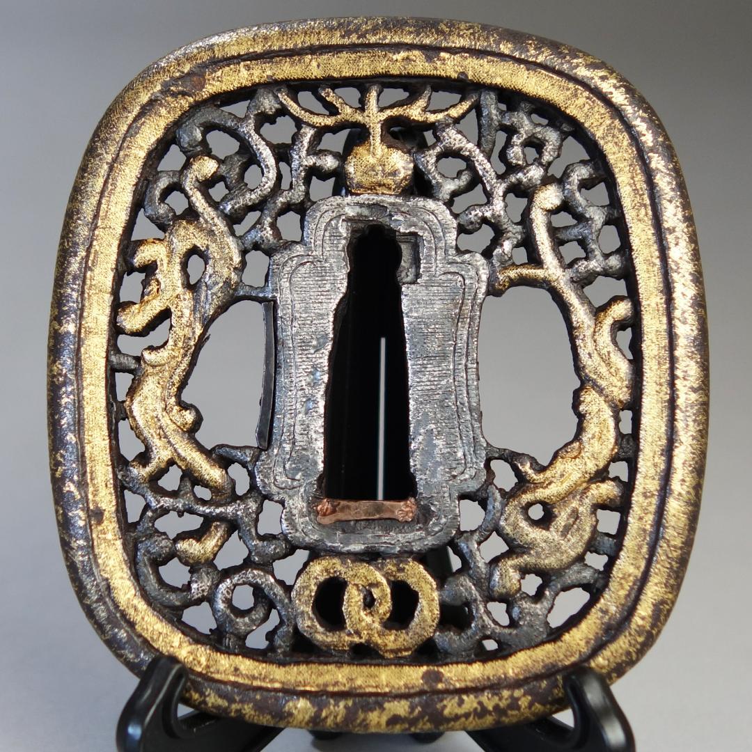 【珠追双龍唐草透 南蛮鍔 鉄地 金銀布目象嵌】 鍔 鐔 刀装具 武具 骨董