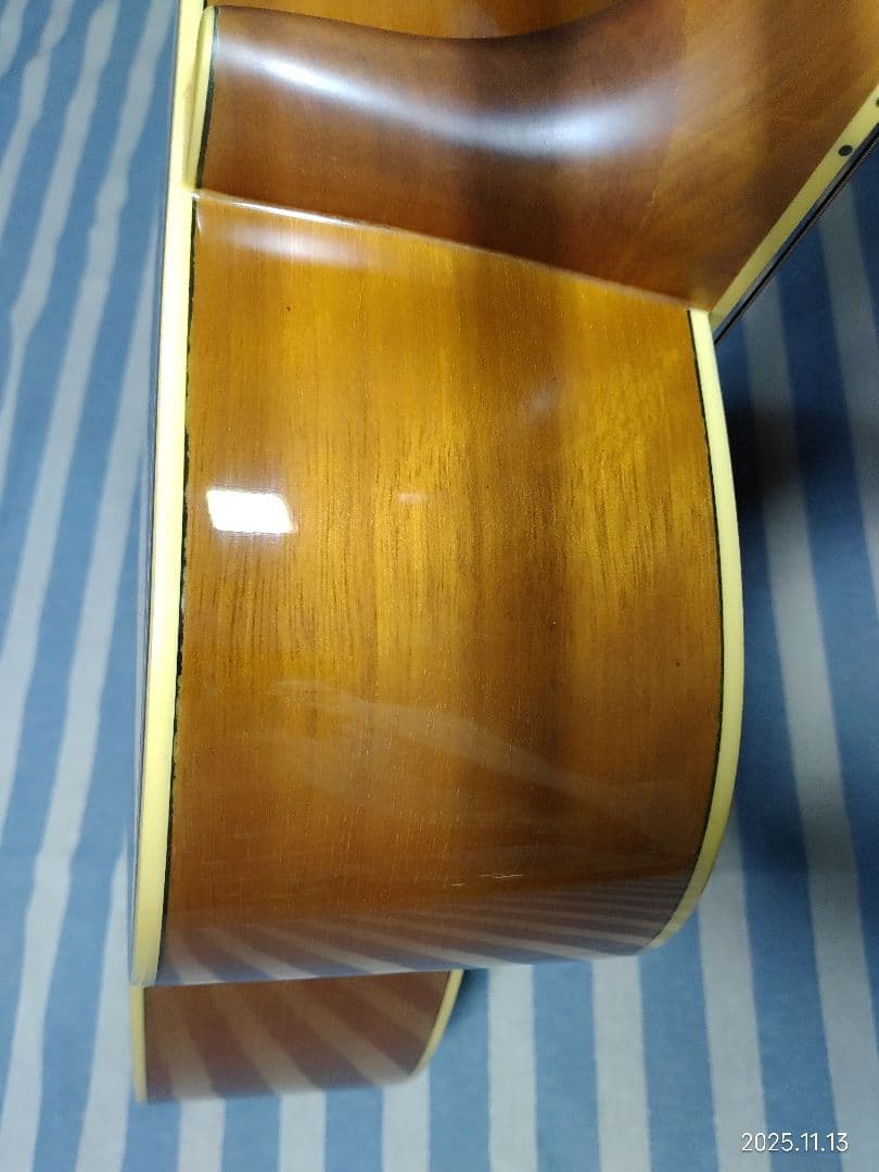 YAMAHAのフォークタイプのアコースティックギターFS720TBS美品です。