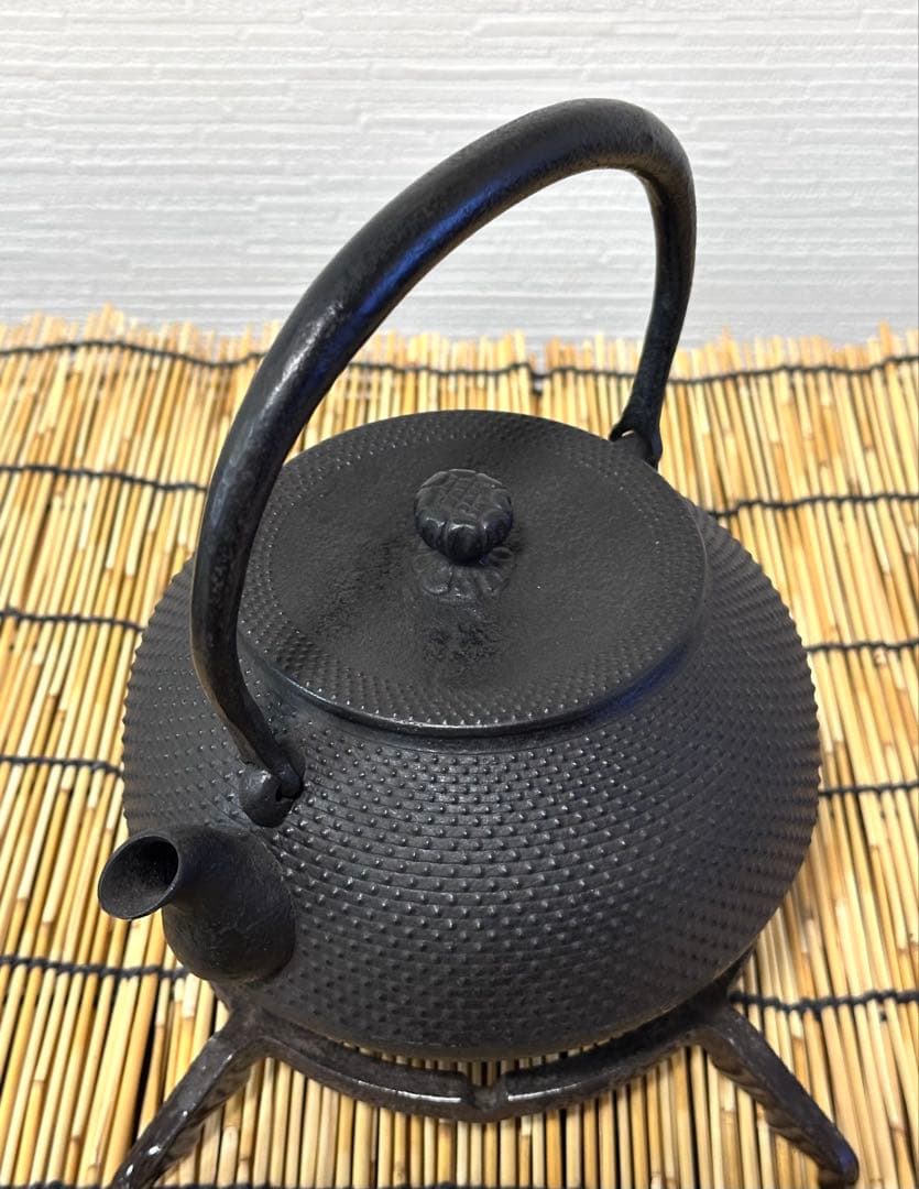 未使用品　南部虎山工房造　１０型アラレ　南部鉄瓶　南部鉄器　鉄瓶