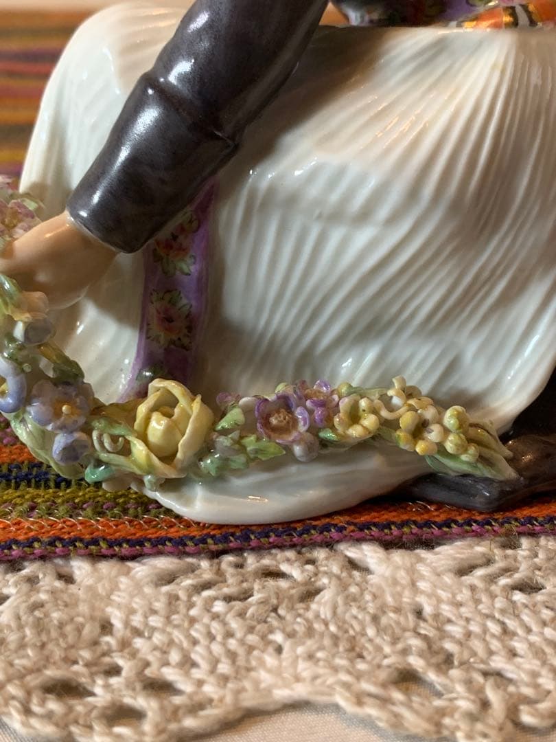 ロイヤルコペンハーゲン　アンティーク　レア民族衣装シリーズの女の子フィギュリン！