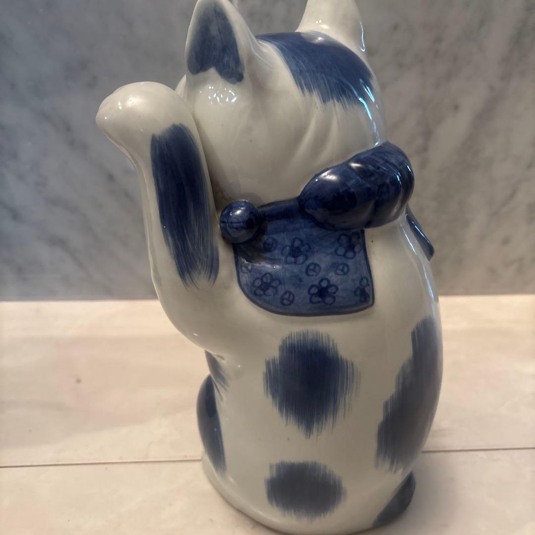 九谷焼アンティーク　妖艶な瞳やまつ毛、体の模様が芸術的で可愛い花柄前掛けの招き猫