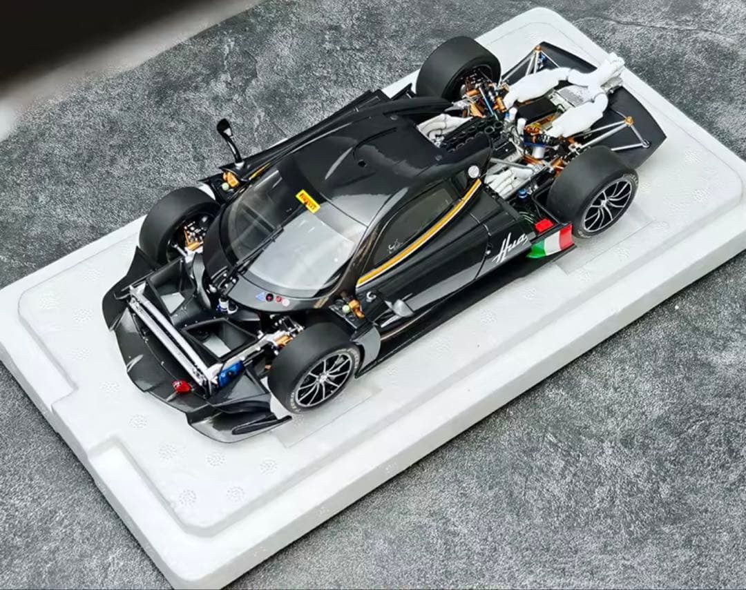 Pagani Huayra R 1/18 スケールモデルミニカー