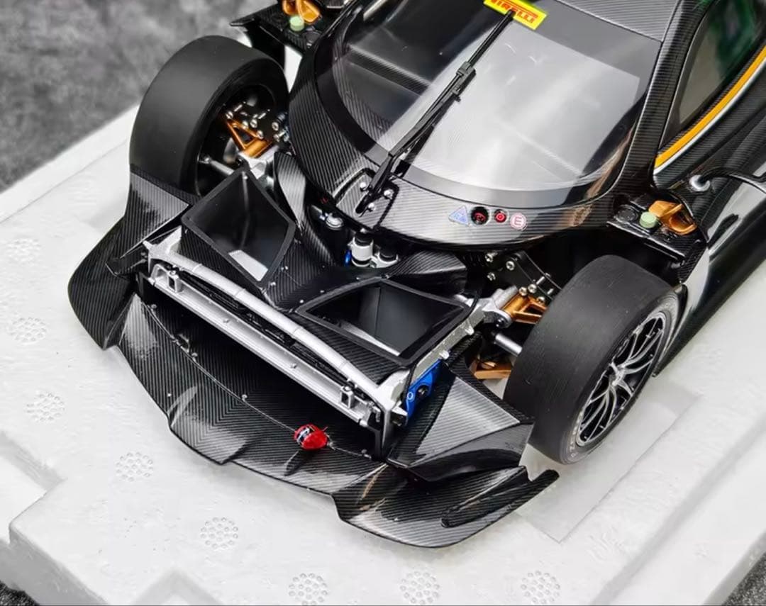 Pagani Huayra R 1/18 スケールモデルミニカー