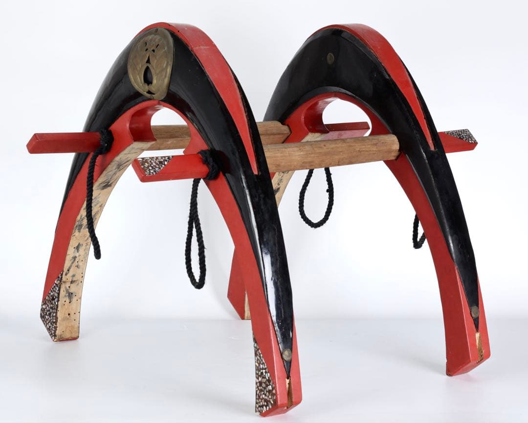 時代物 鞍 漆塗 螺鈿細工 家紋金具 木製 馬具 装飾鞍 古美術 骨董品 花嫁鞍