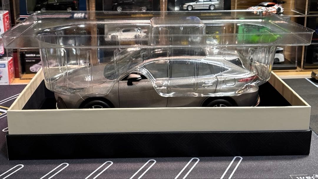 1/18 トヨタ ハリアー スティールブロンドメタリック フル開閉モデル
