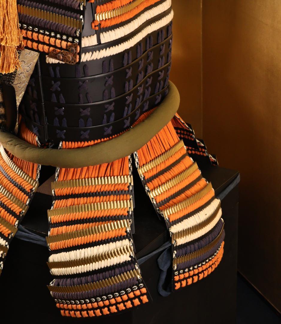 BY02　甲冑　具足　黒胴当世素掛 緋縅　鎧櫃付き　等身大　現代鎧　兜　武具