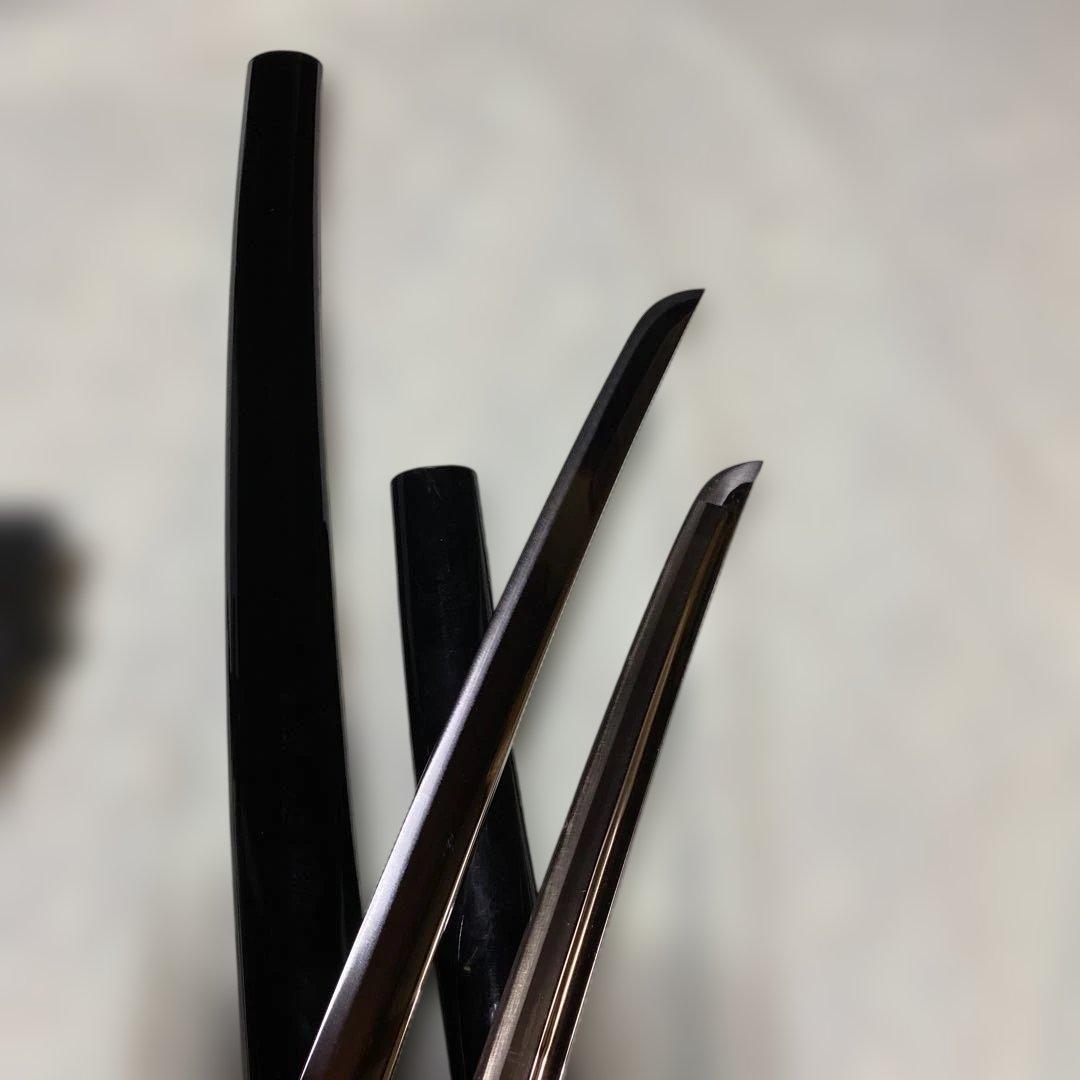 高級模造刀(明智光秀拵え)と脇差居合刀(2本刀掛台付) 紫柄と黒