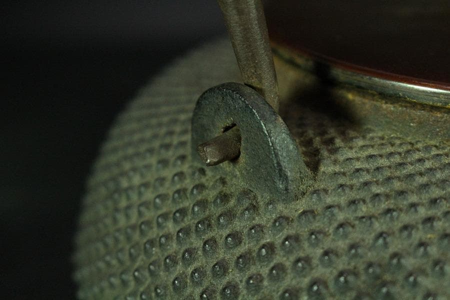 霰 鉄瓶 刻 金龍堂 梅正宗 銀摘み蓋 金銀象嵌 共箱(K-YC389)