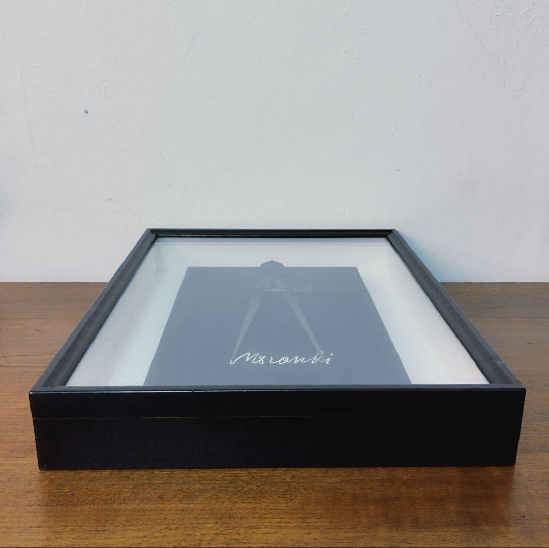 北川健次『計測されるモランディの白い文字Ⅱ』　立体作品 ミクストメディア