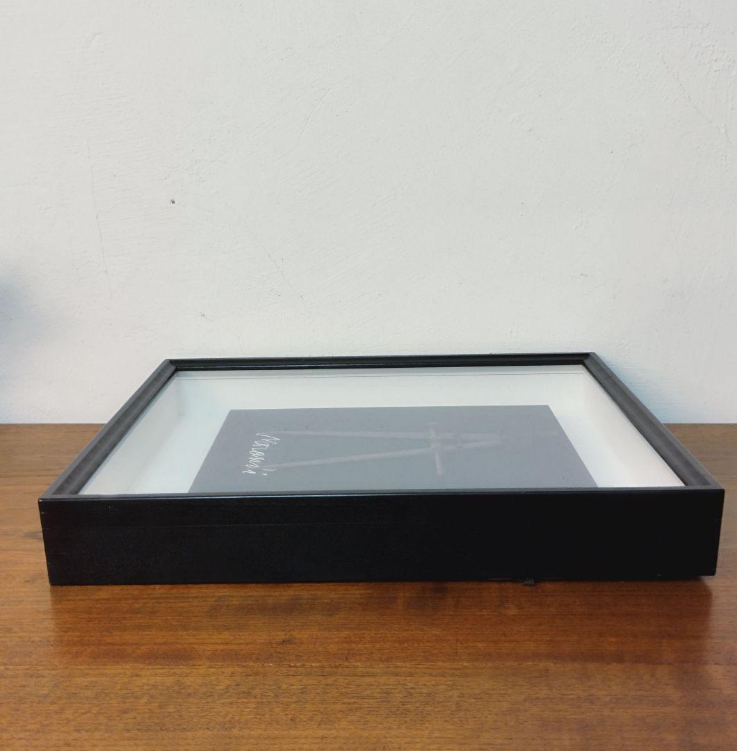 北川健次『計測されるモランディの白い文字Ⅱ』　立体作品 ミクストメディア