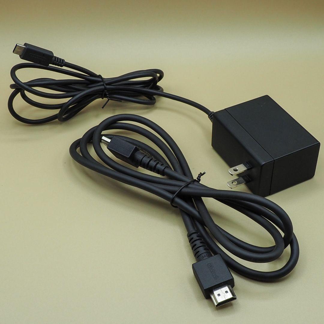 Nintendo Switch 本体と、USBハブスタンド、無線コントローラー