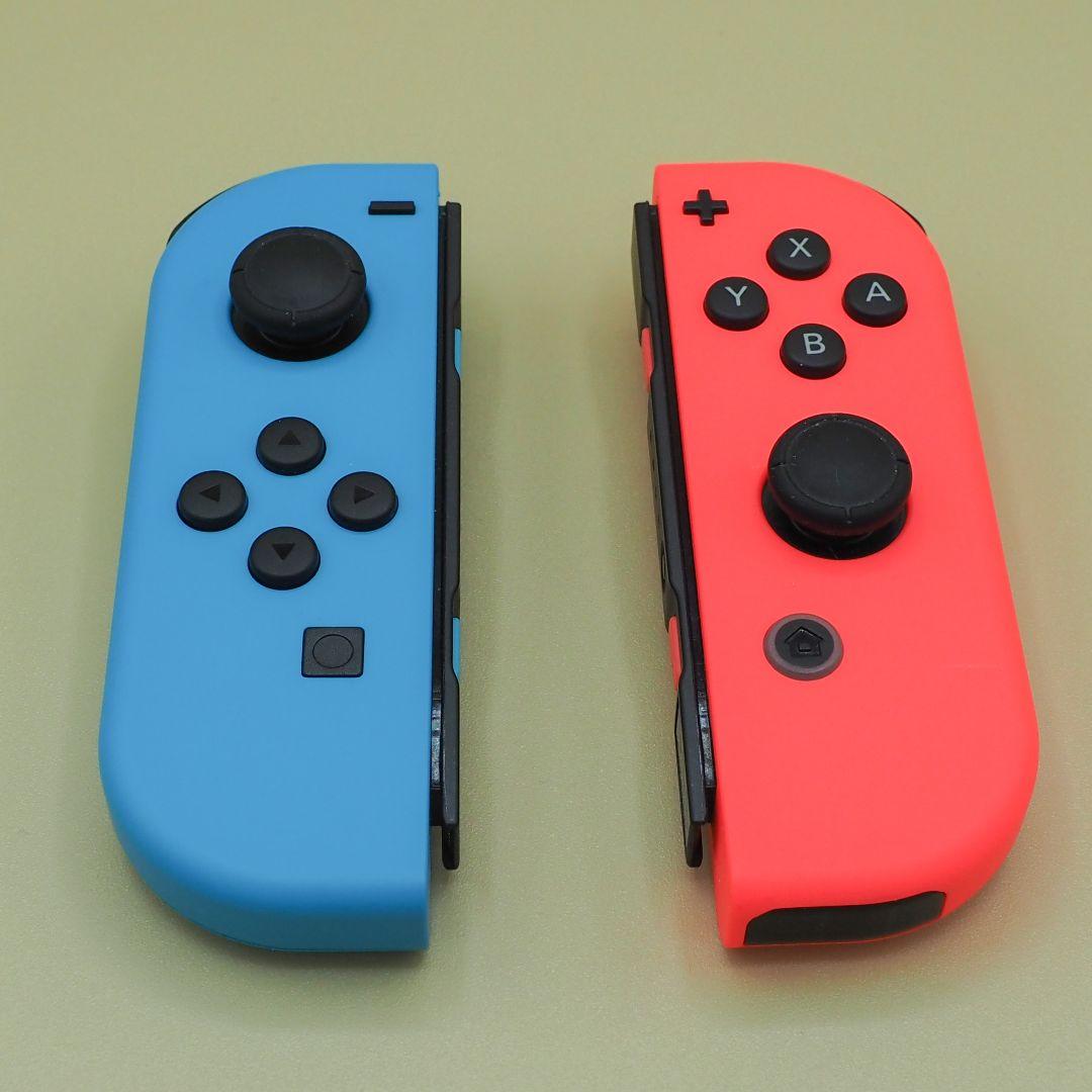 Nintendo Switch 本体と、USBハブスタンド、無線コントローラー