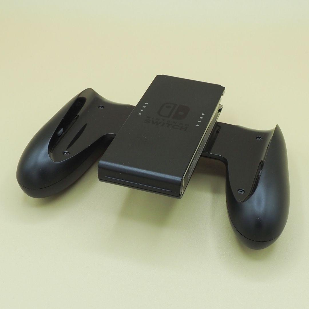 Nintendo Switch 本体と、USBハブスタンド、無線コントローラー