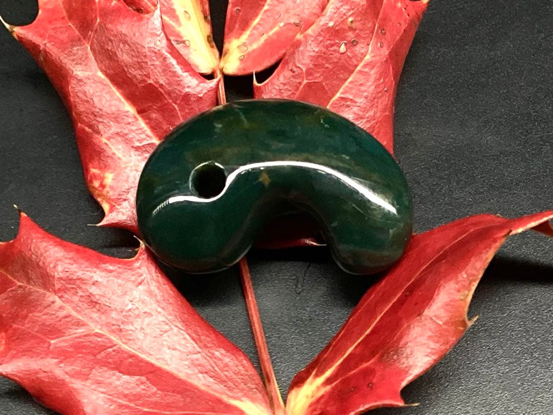 ✳天然濃厚な出雲勾玉【碧玉】　摩訶不思議な力の護符石を‼️本物をお身近に鑑別書付