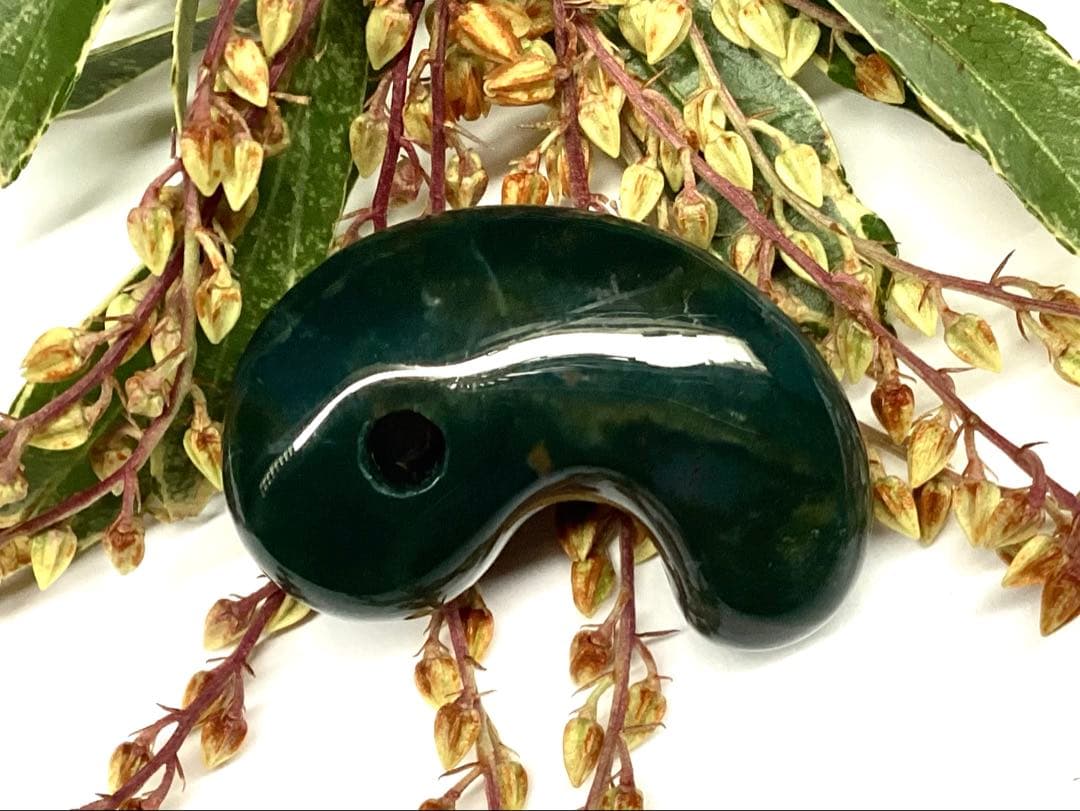 ✳天然濃厚な出雲勾玉【碧玉】　摩訶不思議な力の護符石を‼️本物をお身近に鑑別書付