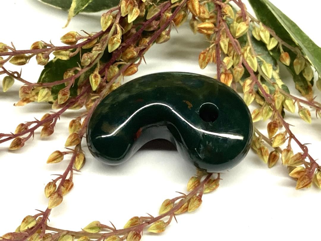 ✳天然濃厚な出雲勾玉【碧玉】　摩訶不思議な力の護符石を‼️本物をお身近に鑑別書付