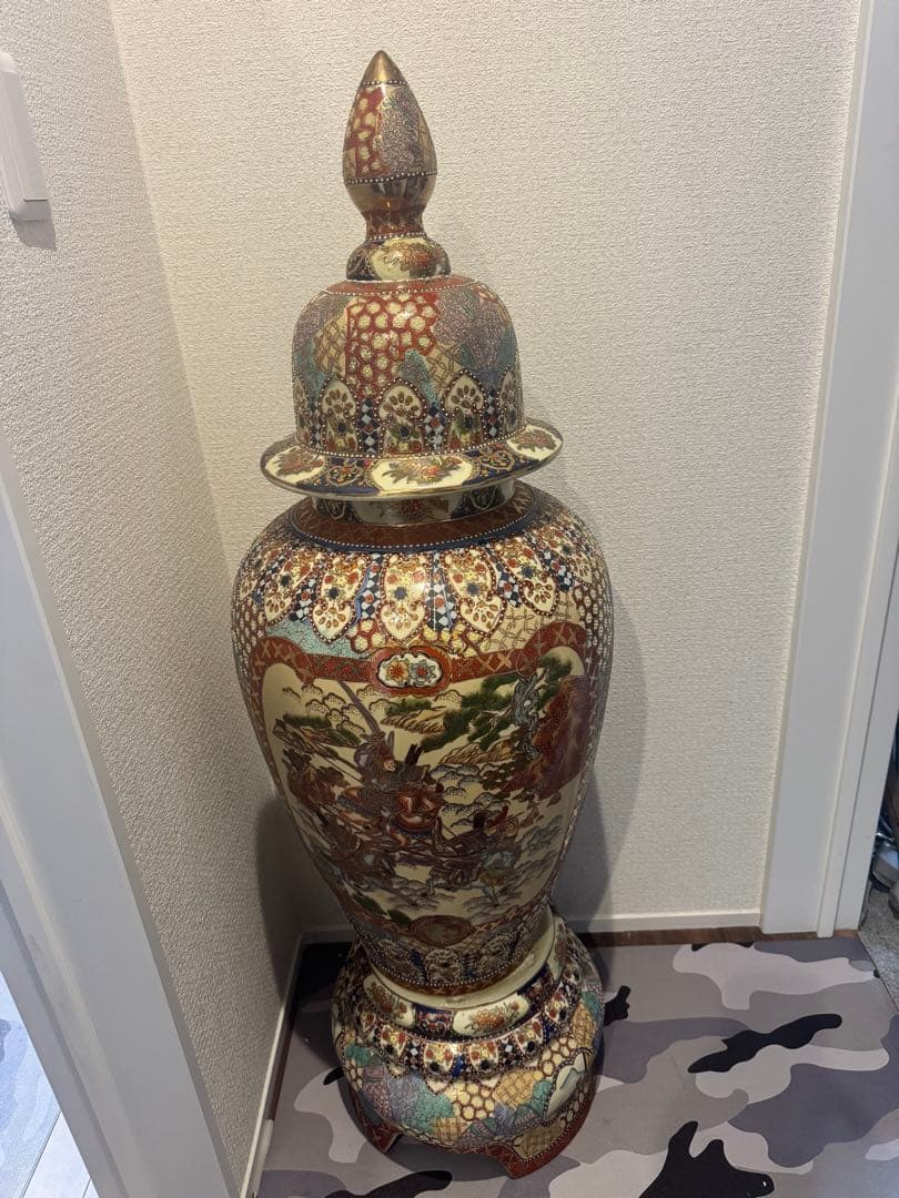 伝統工芸・総手描き古伊万里様式金欄手壺　インテリア装飾用の瓶