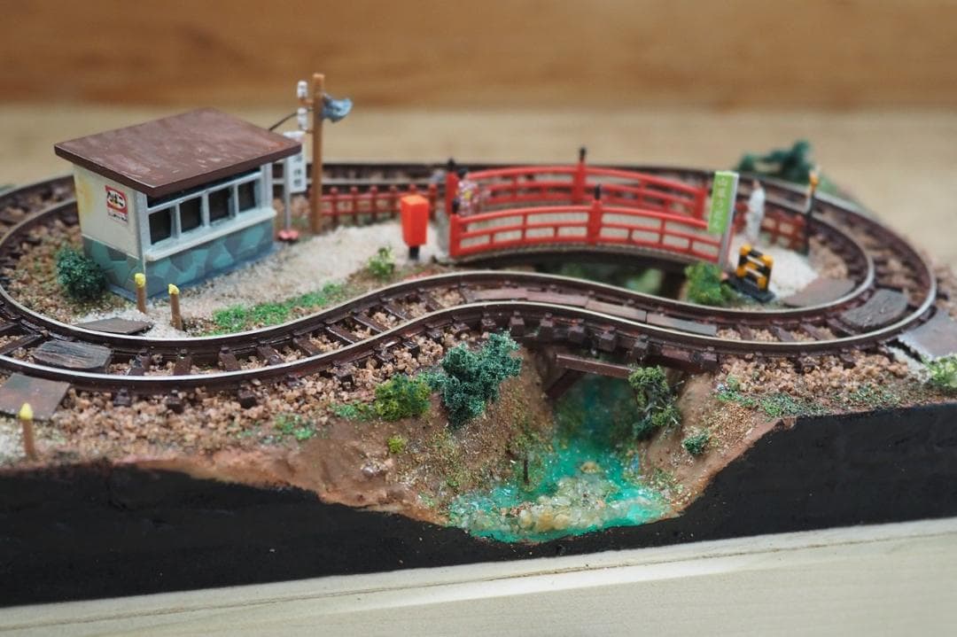 【鉄道模型】ミニジオラマ「温泉街」動力車・照明付き ハンドメイド