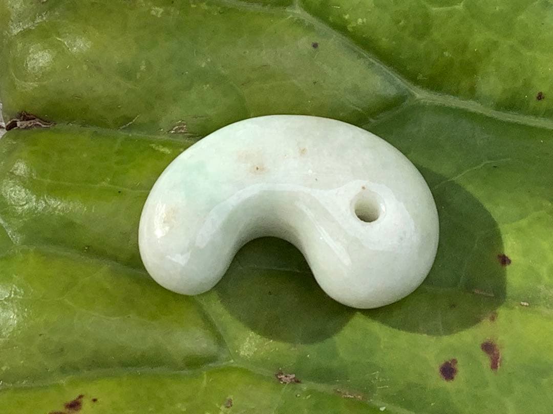 ✳神様からの贈り物‼️ 勾玉　糸魚川翡翠ジェダイト本物をお身近に　最安値　鑑別…