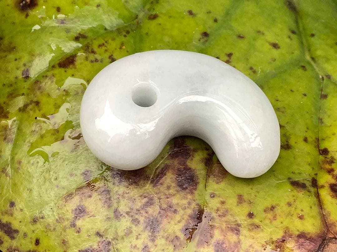 ✳神からの授かり　糸魚川翡翠勾玉　濃いめの白肌　機械鑑定書付の極上品質‼️