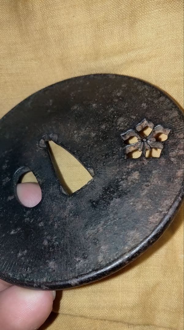 鉄地大鍔　鐔　(甲冑師　梅透かし)　阿弥陀鑢　室町〜江戸時代　箱付き