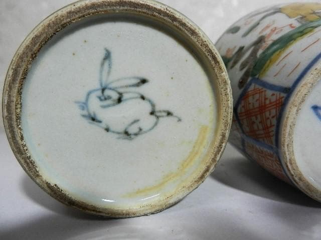 １８世紀後半の色絵蕎麦猪口２点（龍・雲・宝珠文／亀甲・人物・風景文）