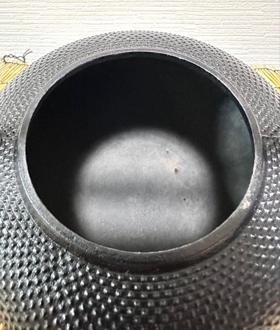 未使用品、供箱付 南部虎山工房前田知行造　１２型　南部鉄瓶　南部鉄器　鉄瓶