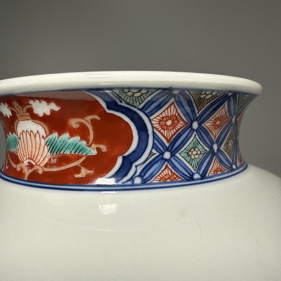 十二代　酒井田柿右衛門　錦　鹿紅葉七宝尽文花瓶　高さ25cm　国重要無形文化財