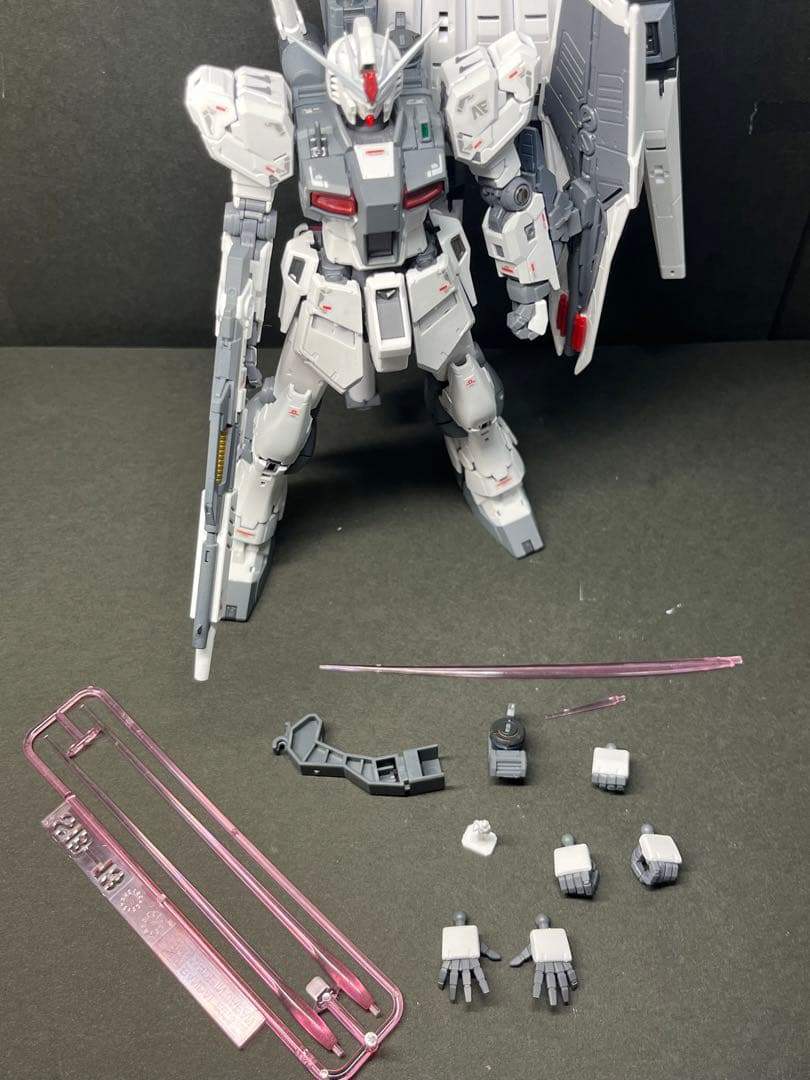 ガンプラ全塗装完成品　RG νガンダム　ファーストロットカラー