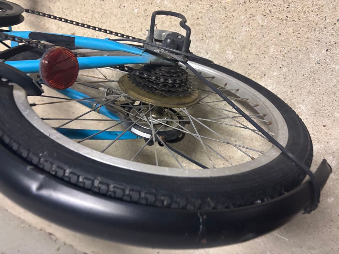 青い折りたたみ自転車 前バスケット付き