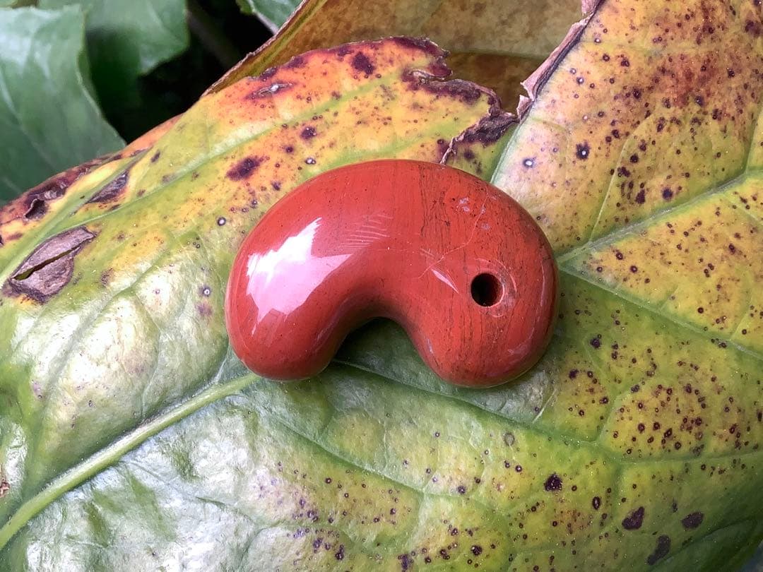 ✳売り尽くし希少玉　佐渡の赤玉石勾玉特大1点　幸運の赤‼️ 鑑別書付本物を‼️