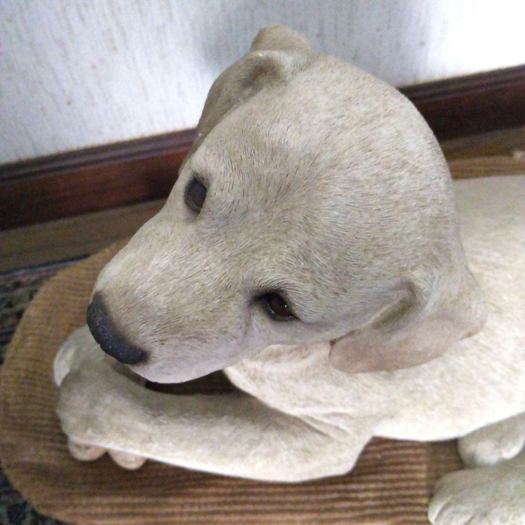 犬の彫刻 樹脂製 クリーム色