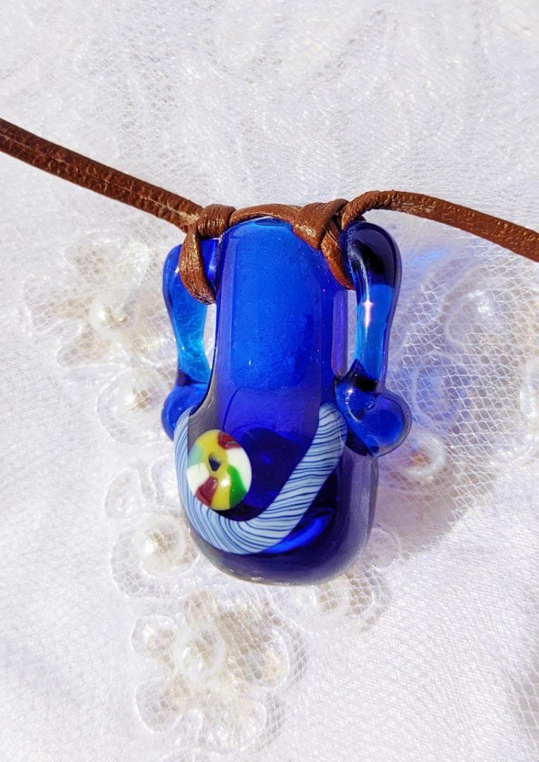 吉田正子トンボ玉（貳拾陸）　「瓶型」皮ひもネックレス　ガラス玉に込めた日本画