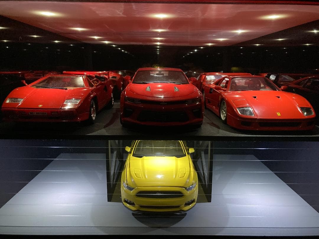 ミニカー専用ジオラマ：1/18 ショールーム＆ガレージⅢ／最大展示台数6台！