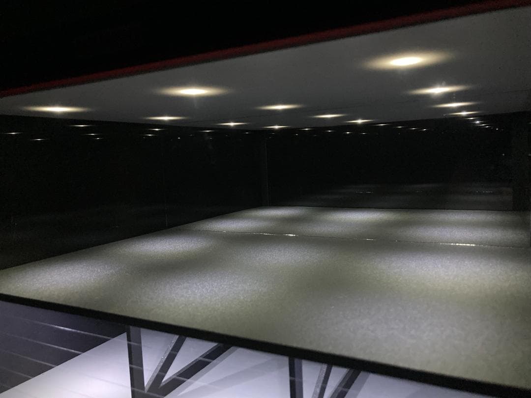 ミニカー専用ジオラマ：1/18 ショールーム＆ガレージⅢ／最大展示台数6台！