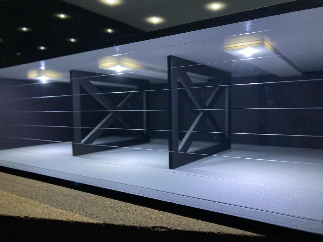 ミニカー専用ジオラマ：1/18 ショールーム＆ガレージⅢ／最大展示台数6台！