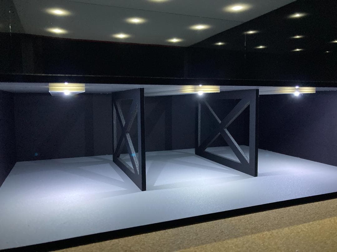 ミニカー専用ジオラマ：1/18 ショールーム＆ガレージⅢ／最大展示台数6台！