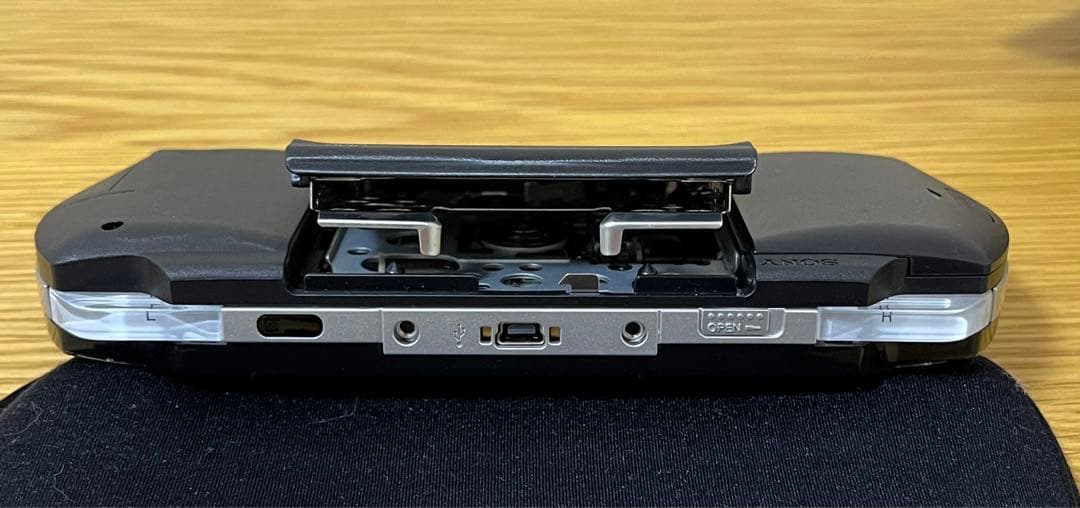 極美品 PSP 黒 ブラック 本体 付属品 ソフトケース付属　ソニー 171