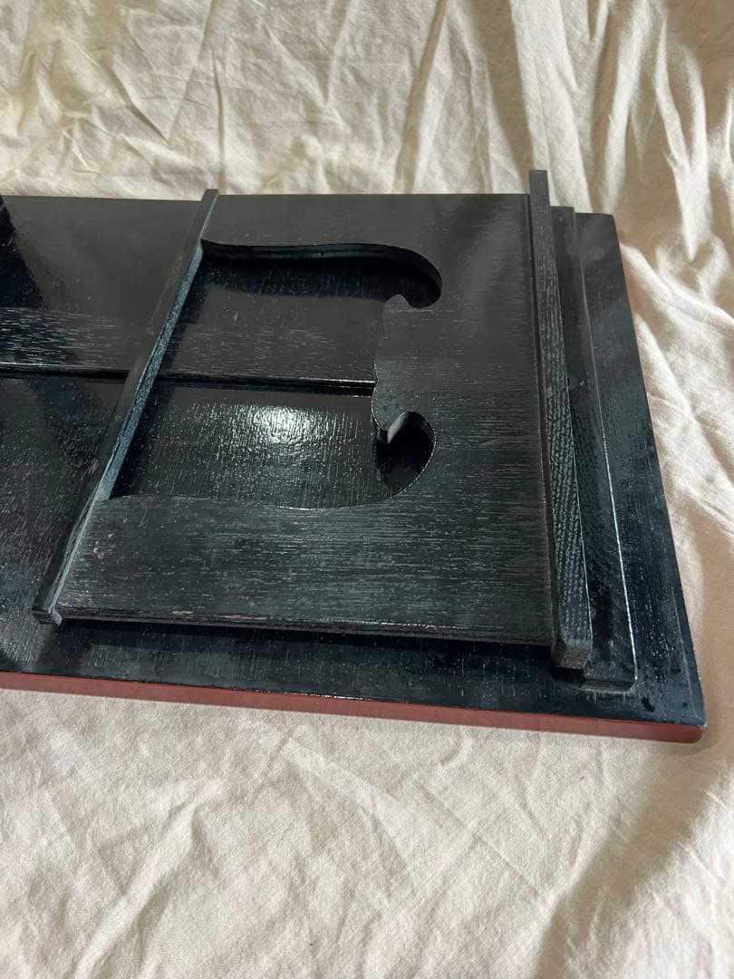 赤い花模様の座卓　漆塗り