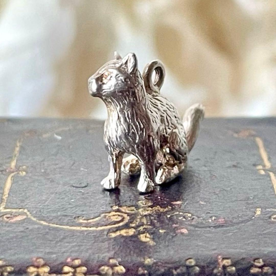 シルバー製猫のチャーム　ペンダントトップ　イギリスヴィンテージ　キャットネコねこ